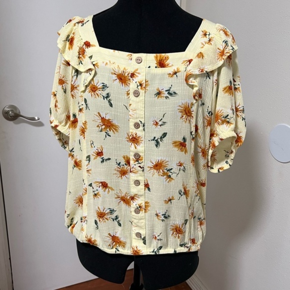 Maurice’s Sunflower Yellow Faux Button Lightweight Ruffle Sleeve Top Size Medium